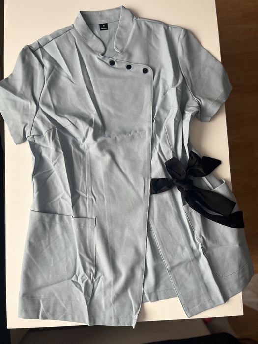 Vand 2 tunici (bluze)medicale