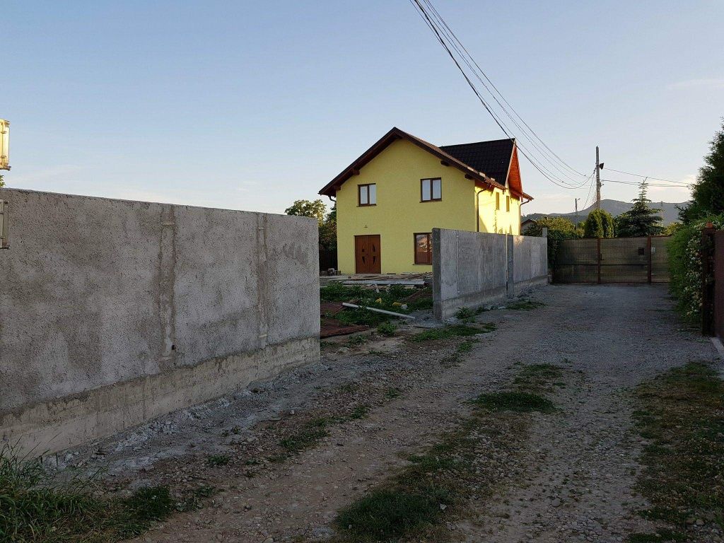 Vilă lângă Piatra Neamţ cu panouri fotovoltaice.