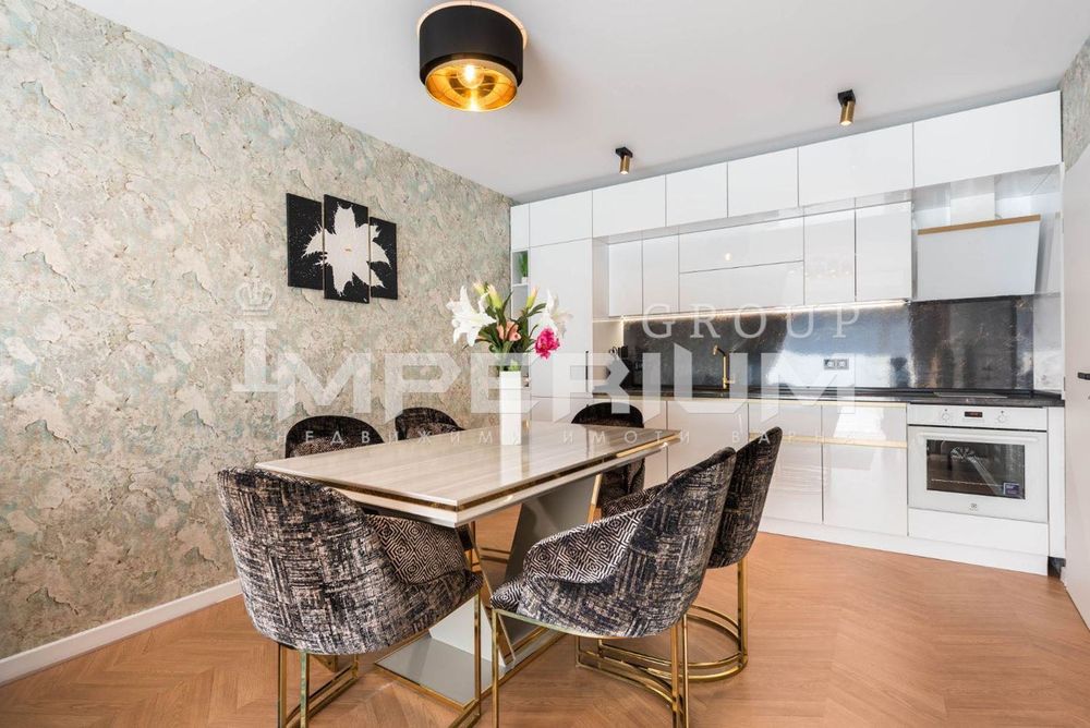 Дава се под наем Тристаен апартамент в Варна, Централна поща - 100 кв.м за 1000 € - Снимка #1