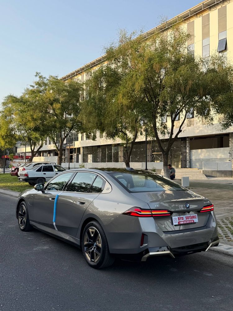 BMW i5 M Sport 35L Full option Notarius