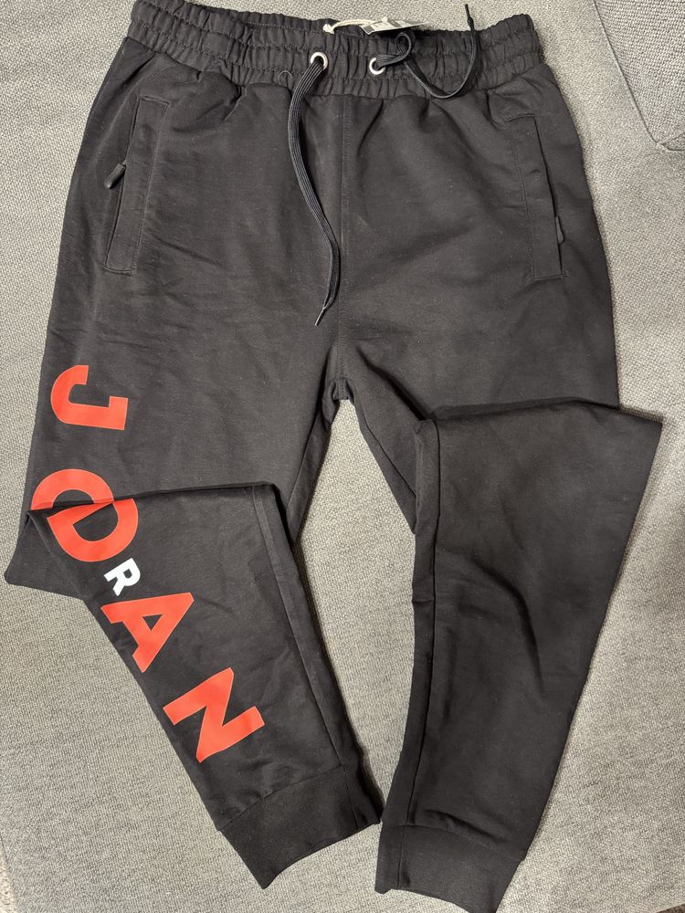 Pantaloni trening barbati, noi