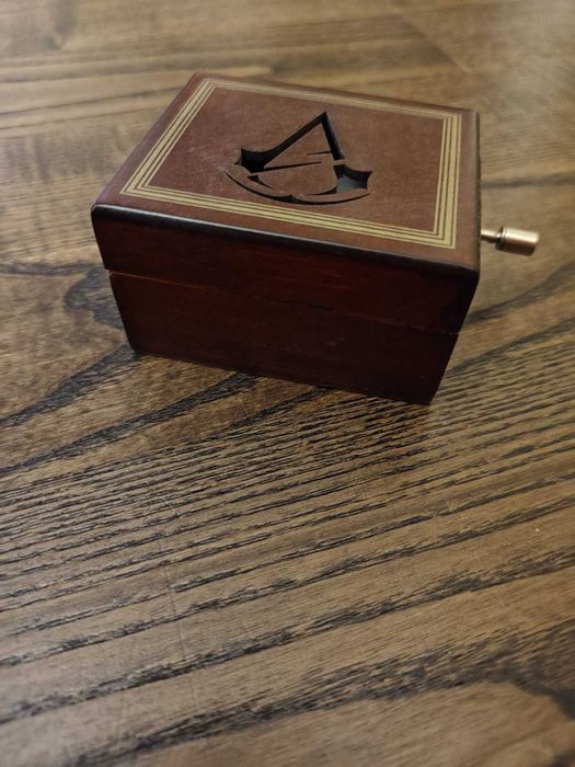 Vand figurina Assassin's Creed-Assassin Arno Dorian, cutie muzicala