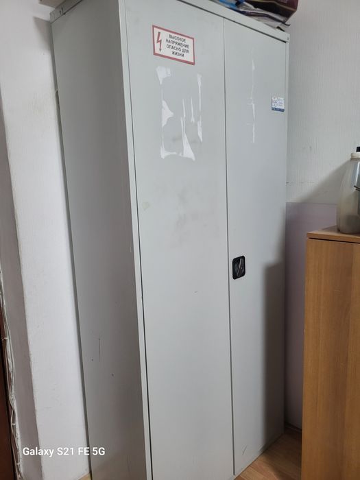 Офисная мебель : металлический шкаф,тумба,столы,кресла,комод