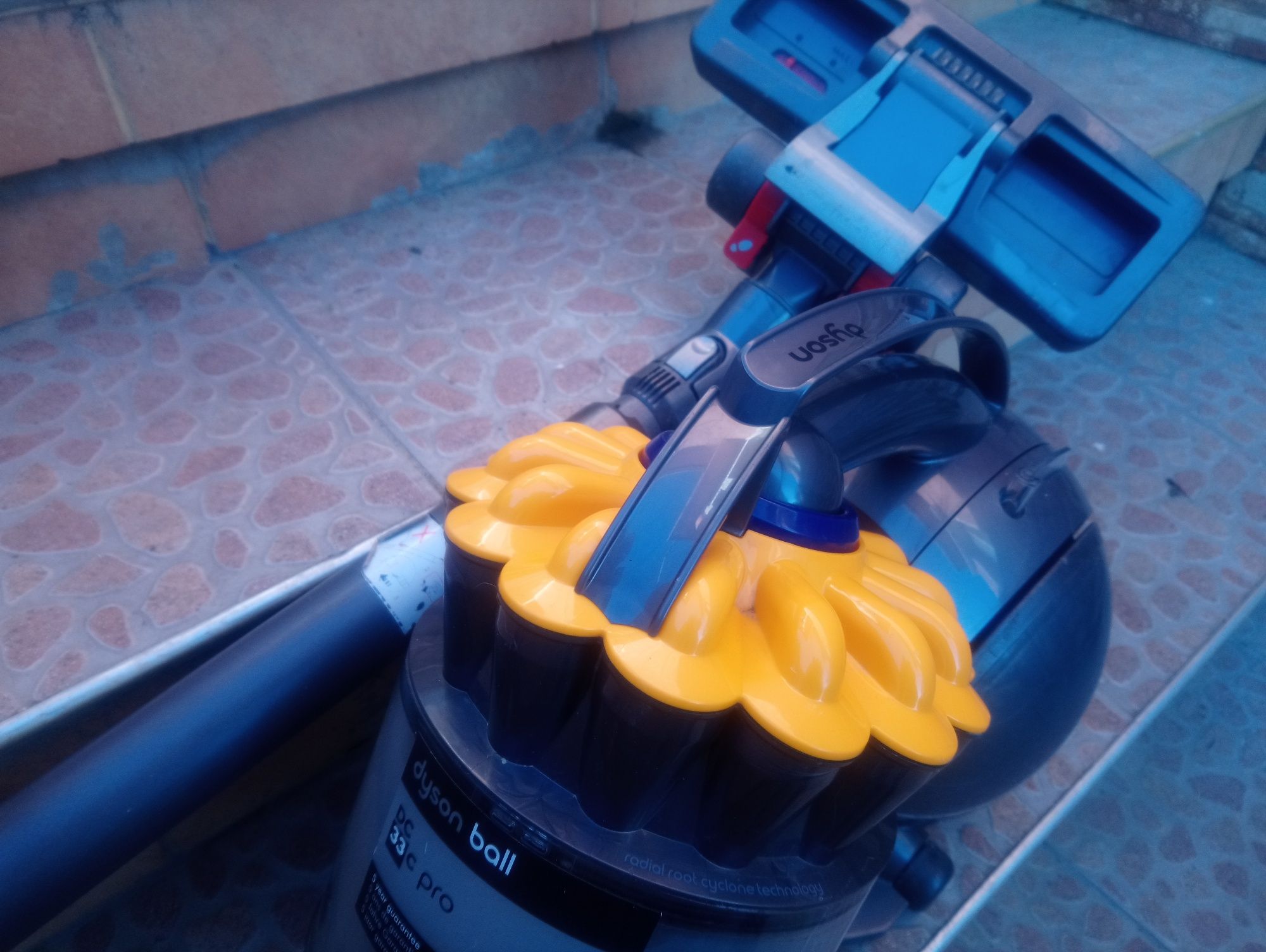 Прахосмукачка Dyson BALL  DC33 PRO