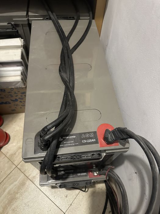 Acumulator victron energy si panou fotovoltaic axitec