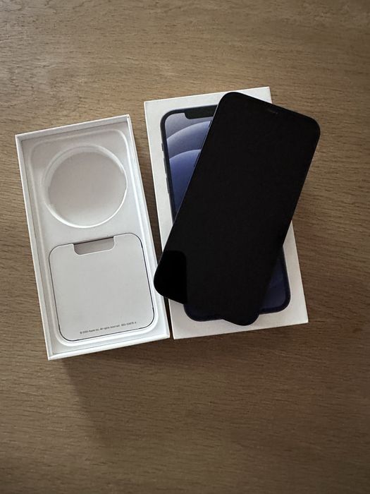 IPhone 12  памет 64 GB