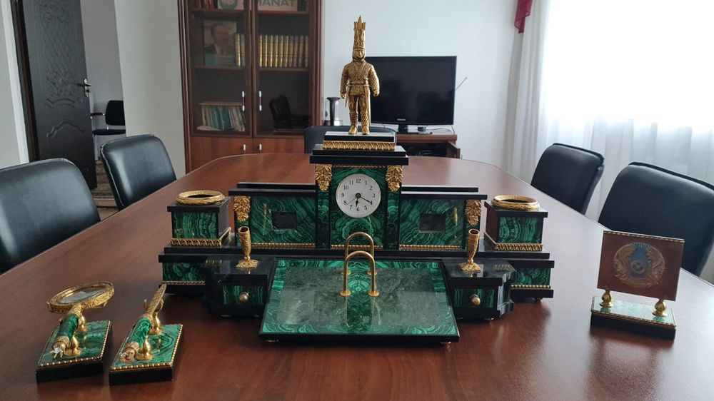 Письменный прибор из натурального малахита