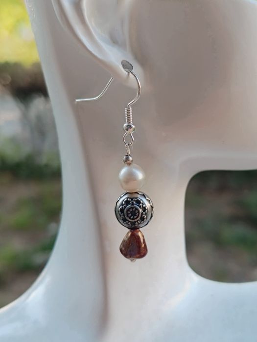 Vechi cercei din argint de 925 cu perle de cultura si o piatra maro