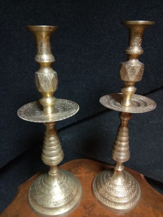 Set de 2 impozante sfeșnice din bronz masiv gravate integral manual pi