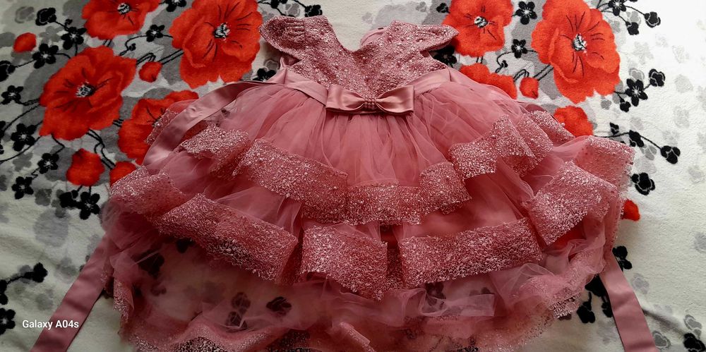 Rochii elegante de vara pentru doamne si una pentru o fetita de 1-3ani