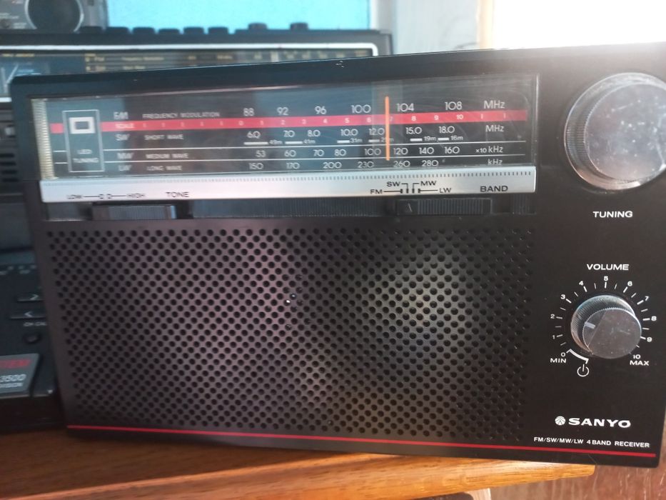 Radio Sanyo FM/SW/MW/LW