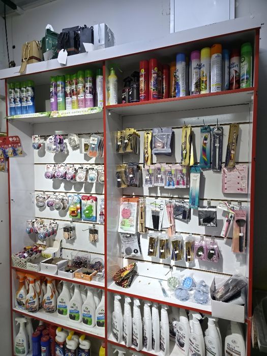 Stilyaj polka vitrina magazin uchun