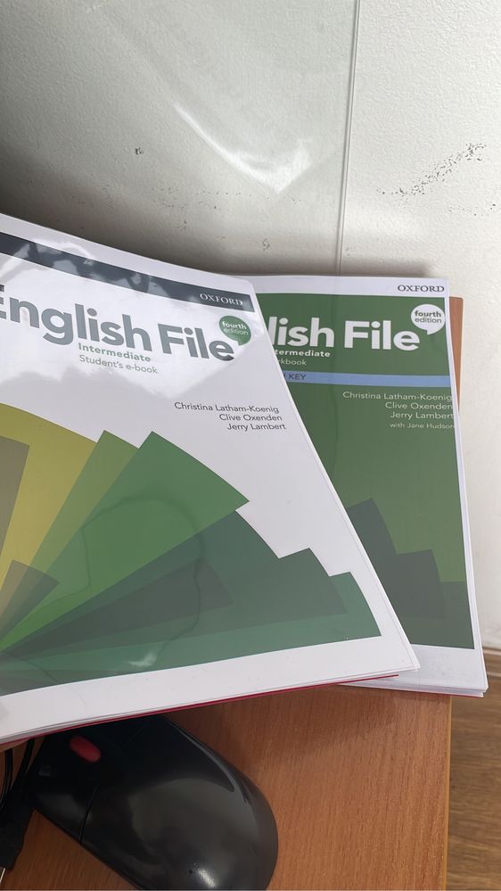 English File Solution Family and friends Headway