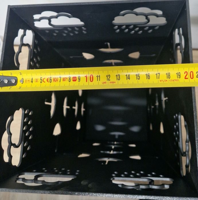 Модерен  чадърник - Здрава желязна конструкция, пространство спестяващ