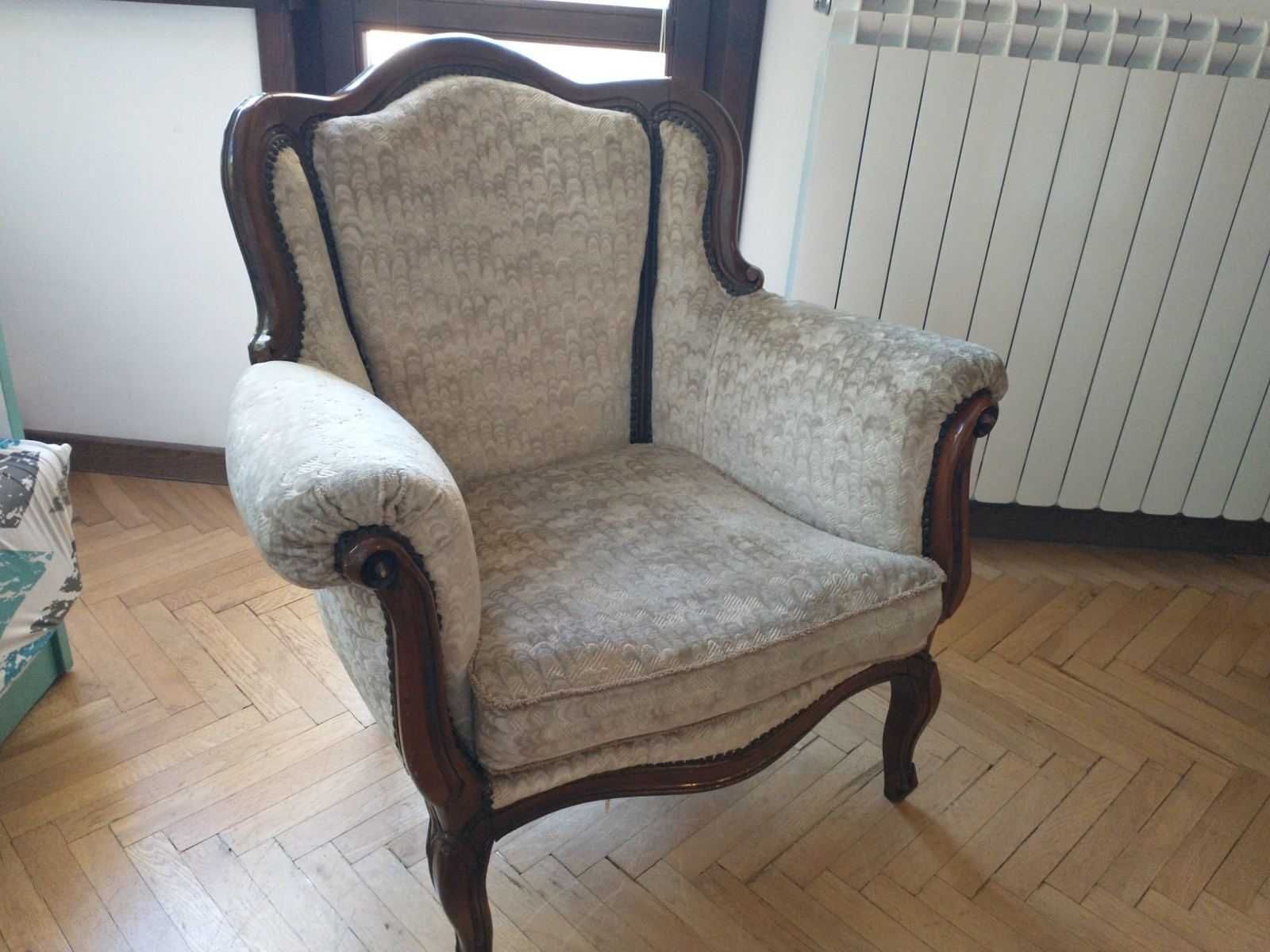 Старинно кресло с дърворезба с нова намалена цена 350 лв