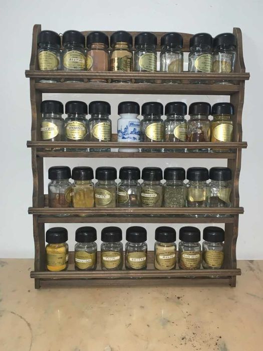 Raft din lemn cu 31 de sticlute de condimente