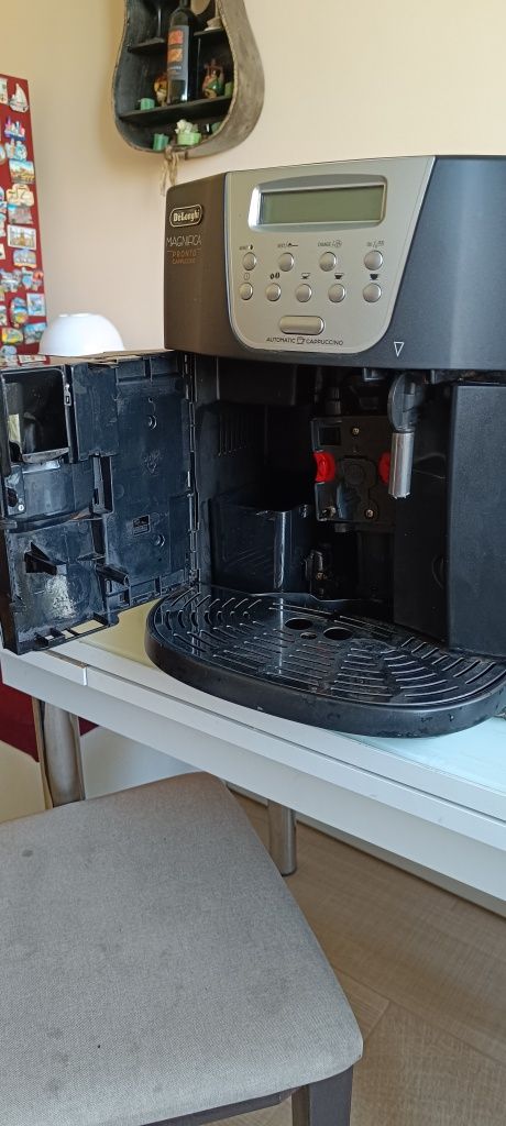 Каферобот Delonghi Magnifica Esam4500