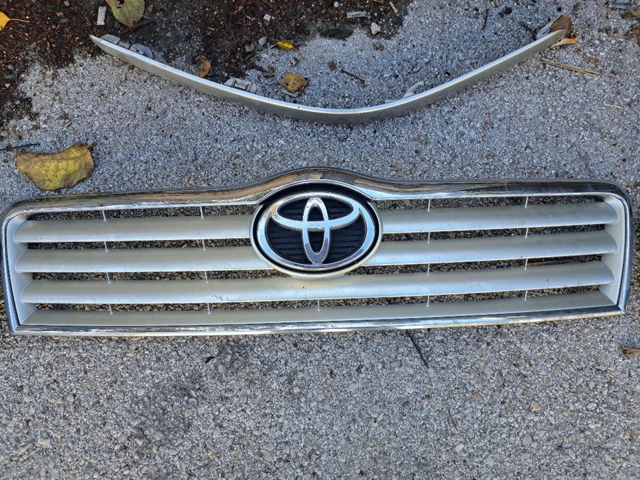 Предна решетка и халогени за Тойота Авенсис