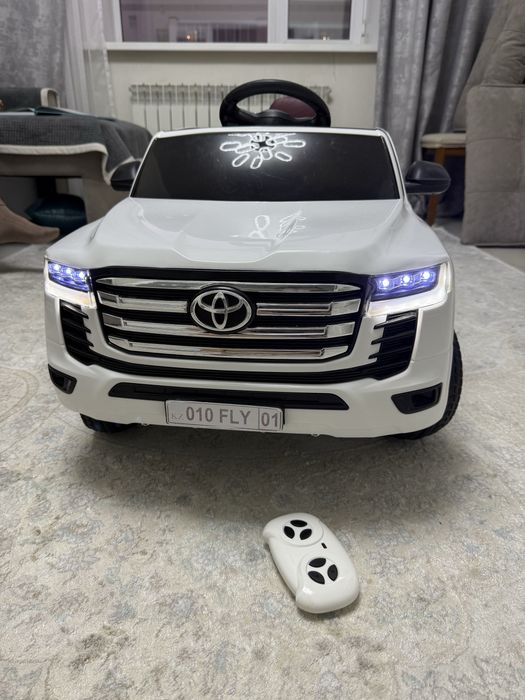 Детская машинка на пульту управления