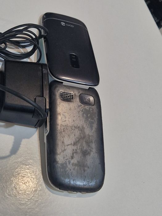 Telefon cu clapeta cu încărcător