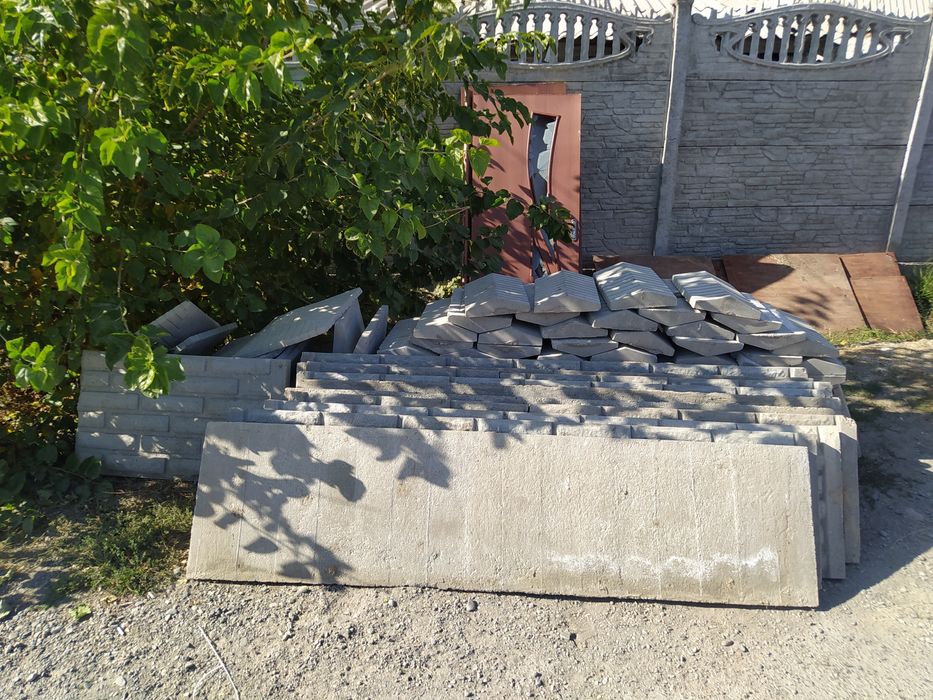 Продам бетонные шапочки на забор