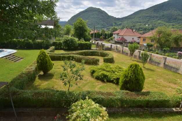 Casă mare cu piscină în comuna Băița, Hunedoara