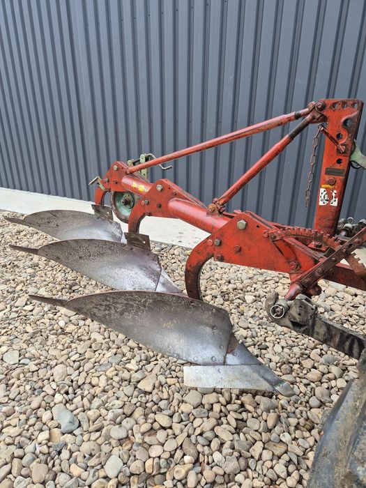 Plug kverneland cu 3 brazde