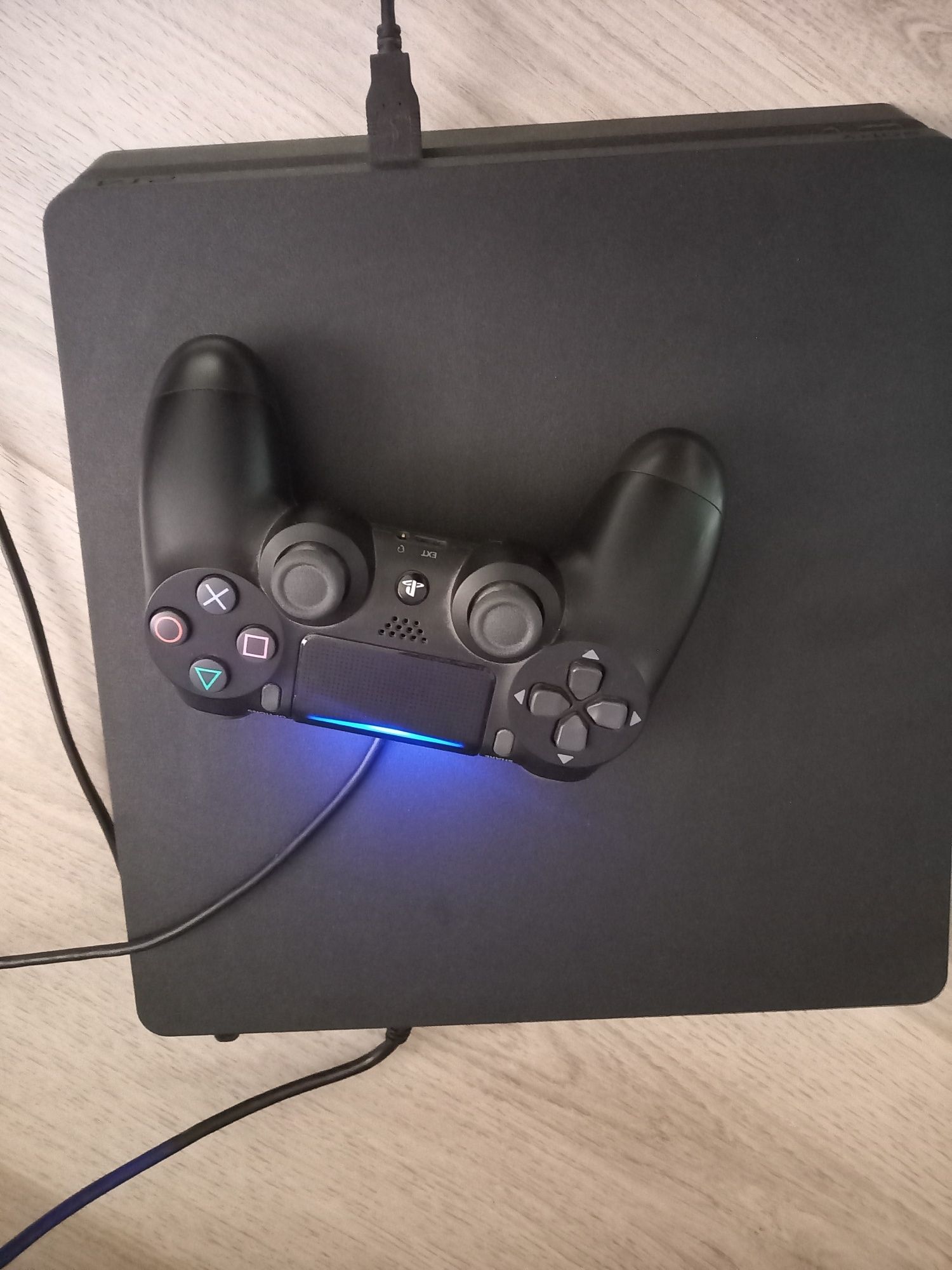 Vând PS4+ manetă în stare foarte bună