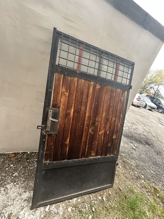 Метална, масивна гаражна врата