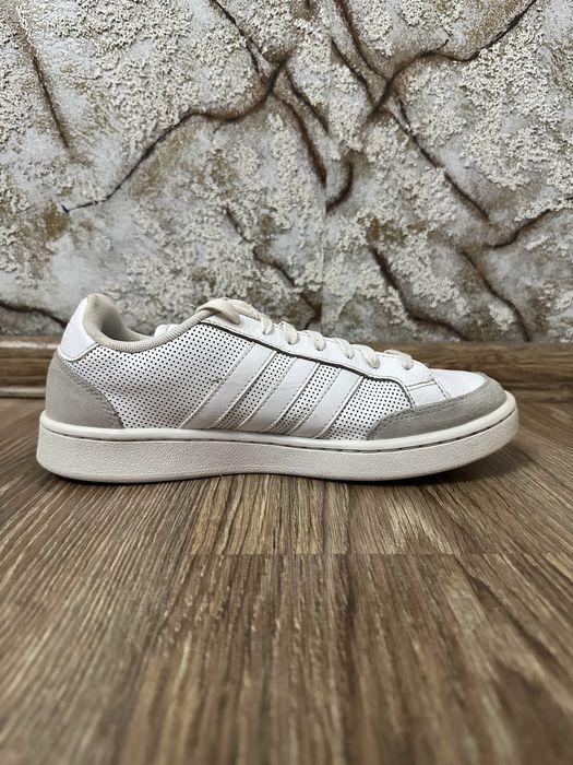 Обувки Adidas бели