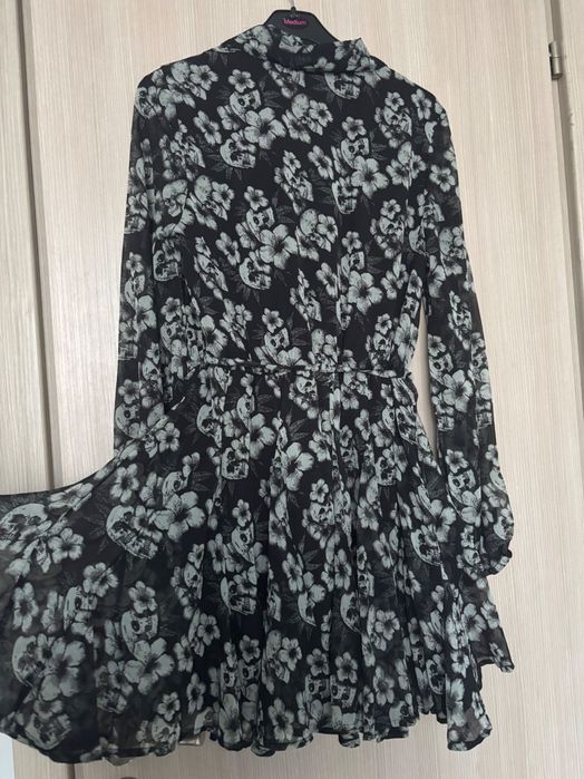 Разкроена ефирна рокля с коланче на талията и десен на цветя