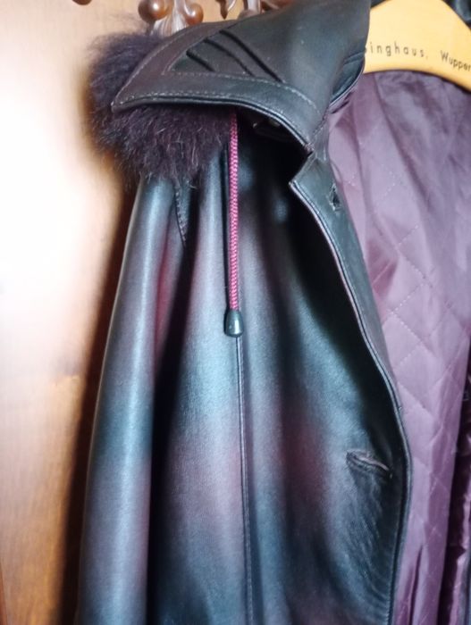 Haina de piele naturala .