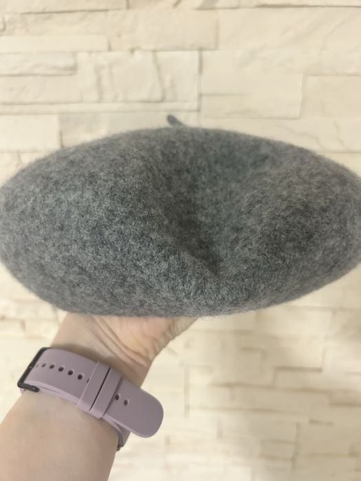 Beretă superbă, purtata o singura data.