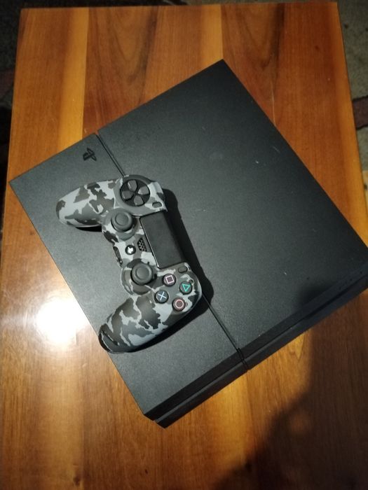 Consolă PS4 1TB cu manetă