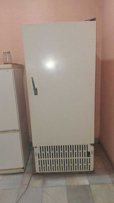 Продаётся советский большой холодильник. 2 метра почти. Рабочий.