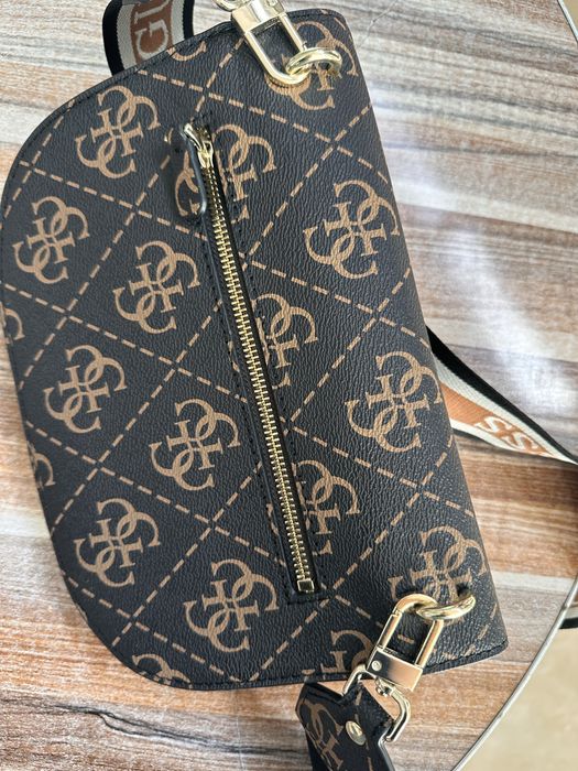 Оригилна дамска чанта Guess