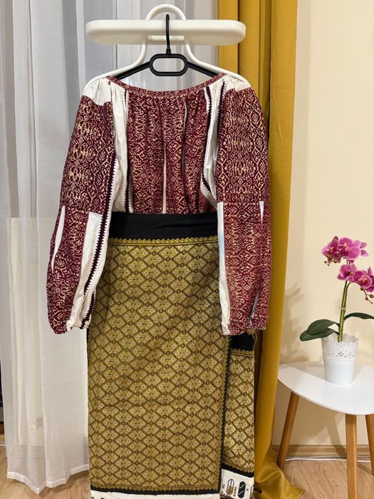 Vand costume populare vechi