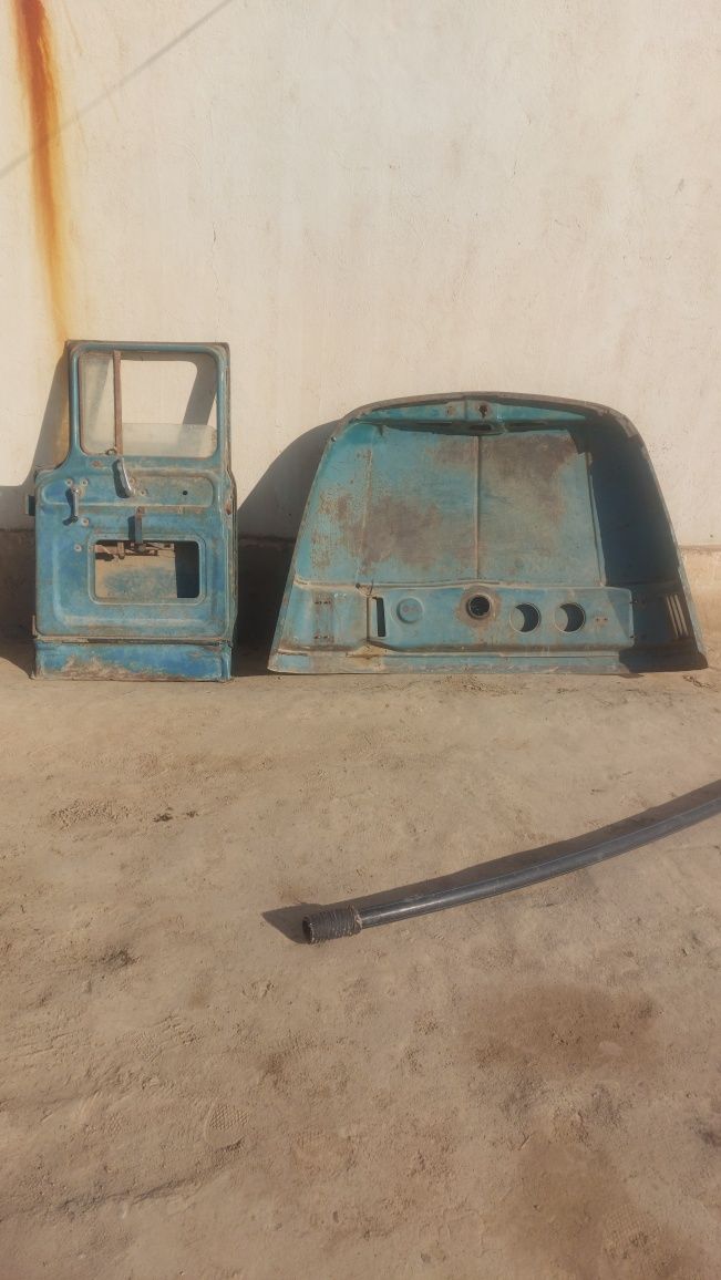 Zil-130 kapot va ung taraf eshik