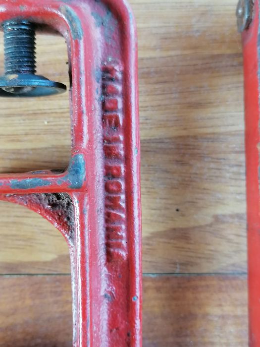 Mașina măcinat nuci romaneasca