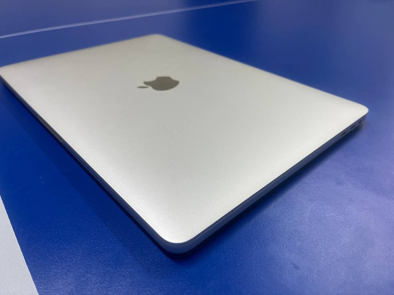 MacBook Pro 2018 with Touch Bar ssd 512 ram 16gb