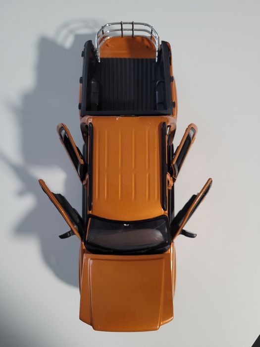 Ford Explorer Sport Trac Orange Maisto модел 1/18 

Отваря