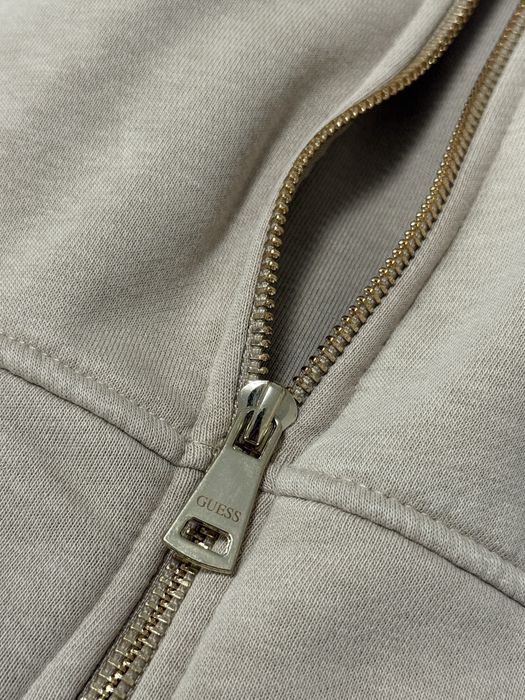 Продава се нов сет на Guess