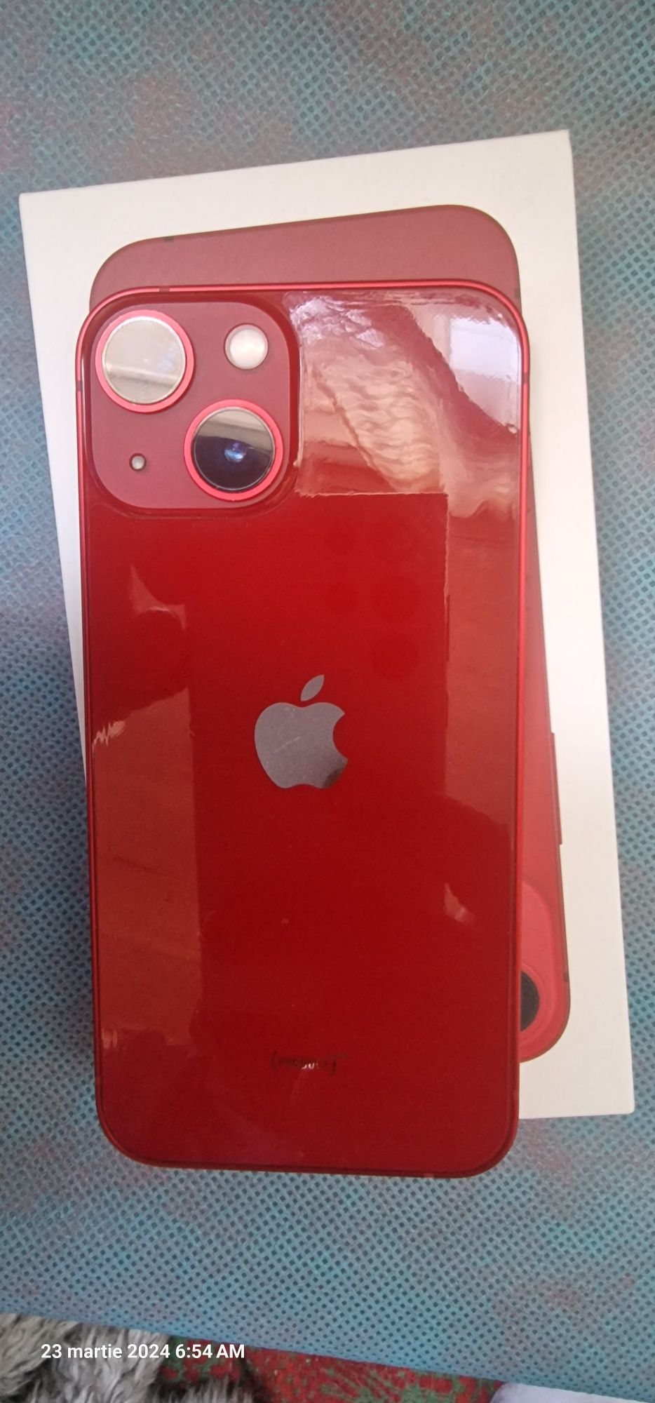 iPhone 13 mini roșu