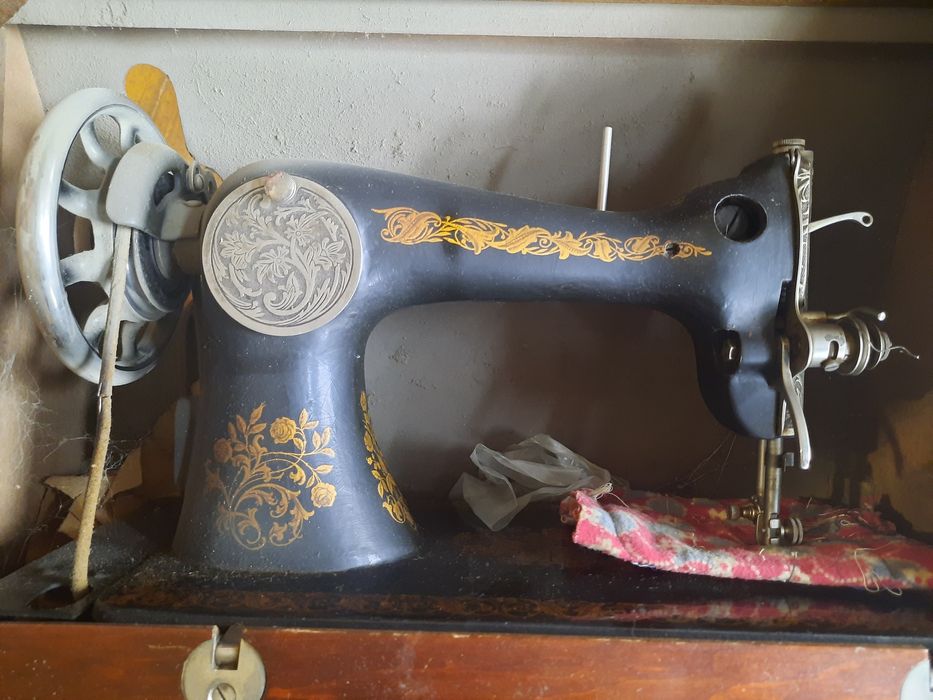 Продам Зингер со столом-оригинал, Подольский завод, 1930-е
Вот несколь