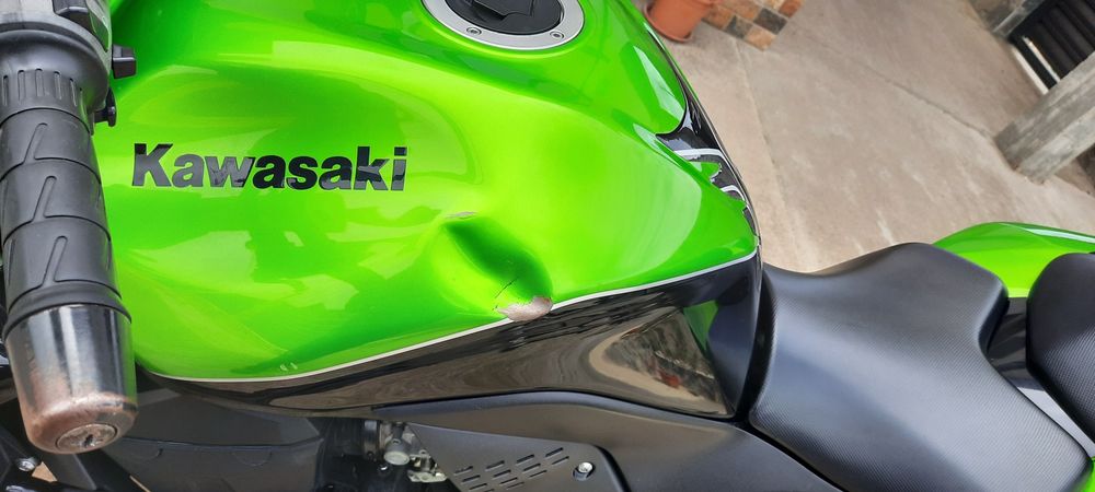 Vând kawasaki ZR750L 2009