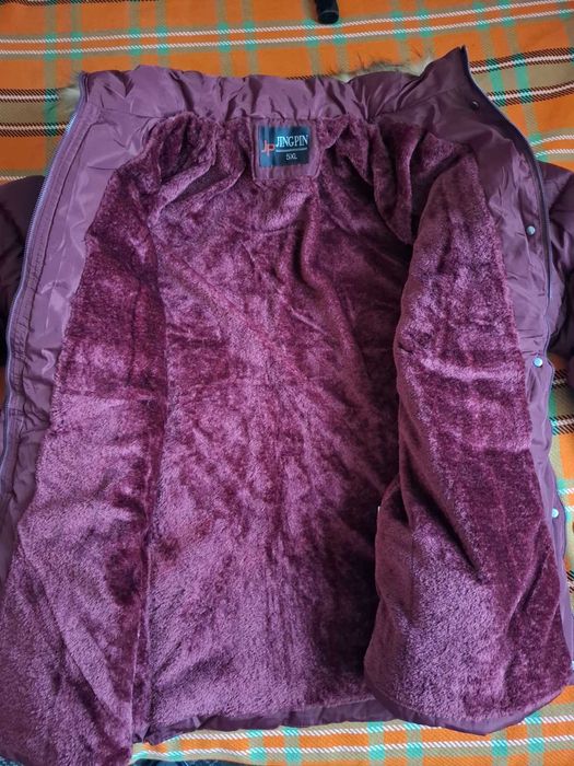 Продавам дамско дълго зимно яке бордо с пух на качулката, размер 5XL.