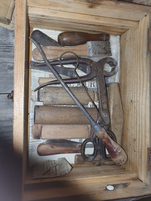 Dulap lemn curățat încălțăminte și lădițe cizmar