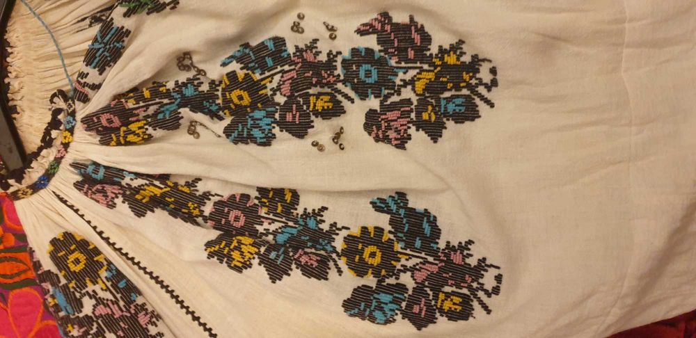 Ie tradițională brodata cu mărgele si paiete, model deosebit