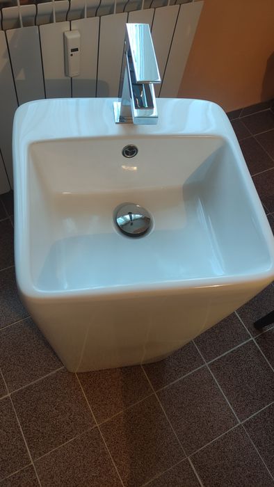 Стояща мивка Arena и батерия