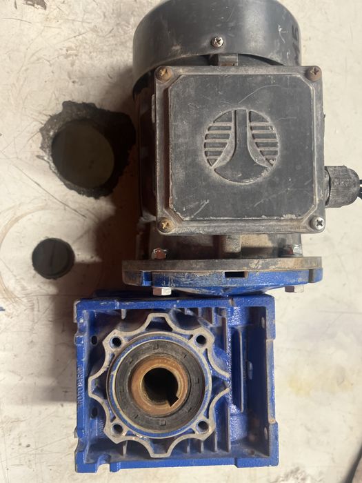 Motor electric de 0,37 kw cu reductor